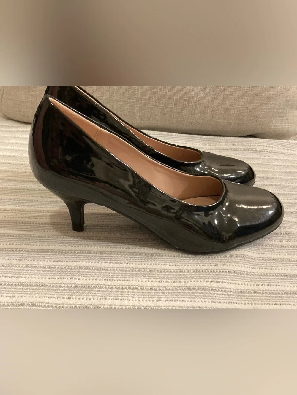 Madden Girl Black Patent Kitten Heel Pumps size 4